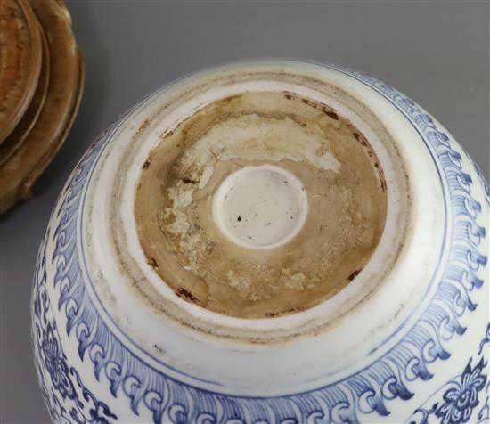 A small Chinese blue and white jardiniere, 18th century, D. 22.5cm